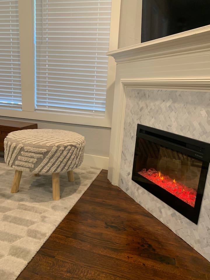 Cheerful Stylish Three Bedroom Home. - Bedford, TX