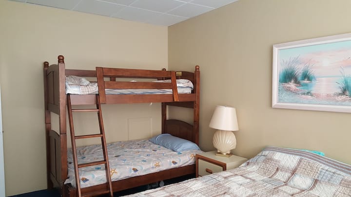 Derde slaapkamer met grote flat screen TV. 