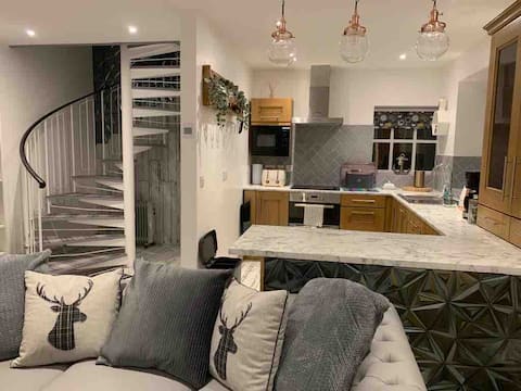 Modern 2 Bed holiday let with free street parking