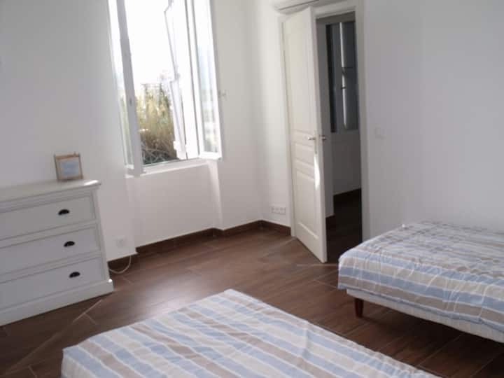 一楼：两间卧室中的一间；两张单人床和带马桶的淋浴间