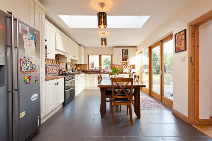 City Centre Stylish Seaside Townhouse gallery image 3