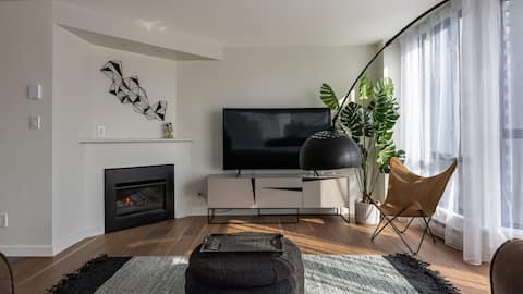 Top performing Airbnb: Amazing Location - 2BDRM/2BATH - right on Robson in West End