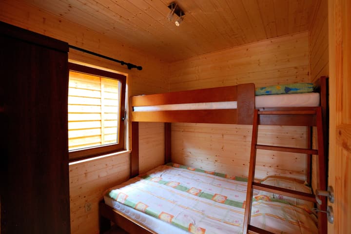 غرفة النوم الثانية - سرير مزدوج (سفلي) وسرير فردي (علوي)