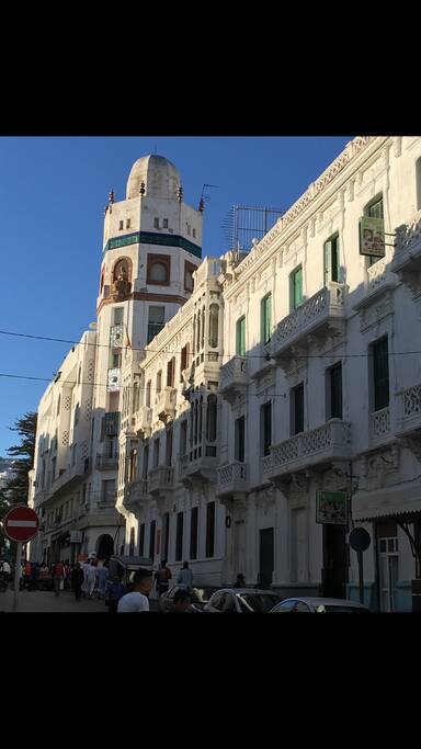 Al lado del edificio La Equitativa