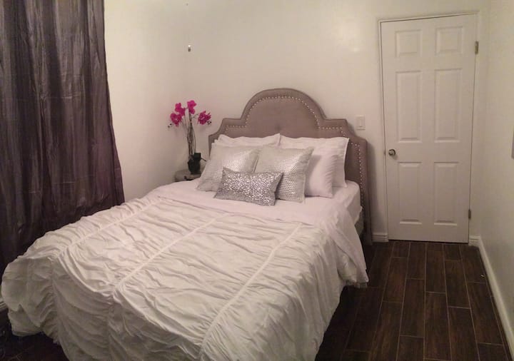 Მშვიდი მთავარი საძინებელი მატრასით Queen ‑ ის ზომის მატრასით.