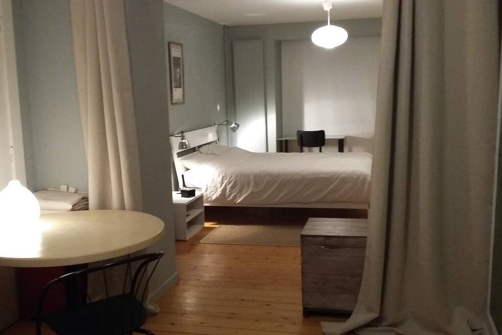 Grande chambre proposée avec coin à manger