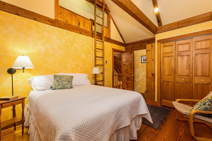 Ова е главната спална соба достапна како што е наведено. Преспијте ја ноќта на удобен брачен кревет (широк 150-179 см). 