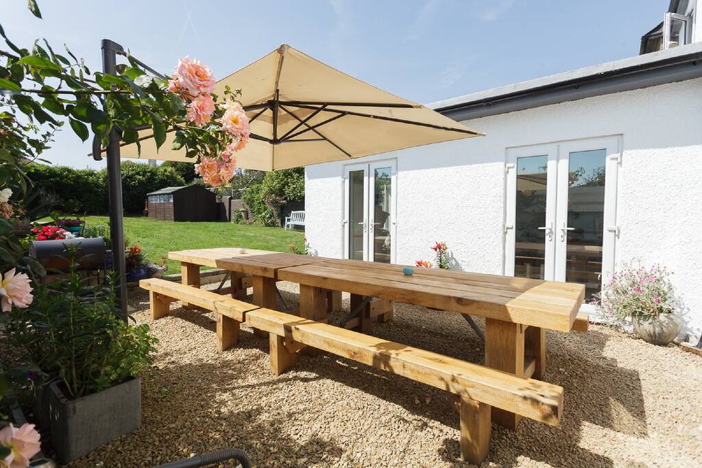 Garden with doors back to kitchen