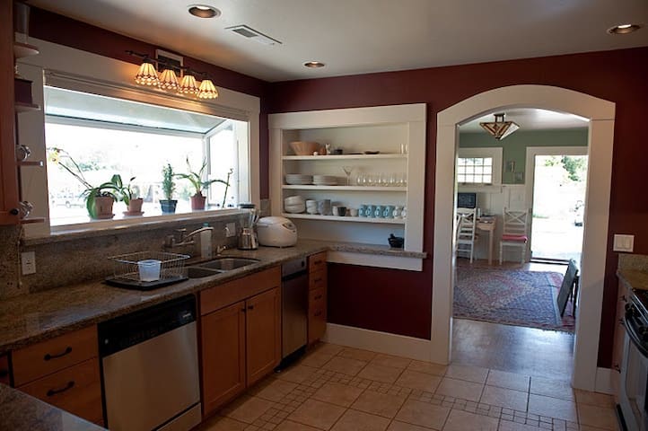 Beautiful Craftsman 3/2 + office gallery image 3