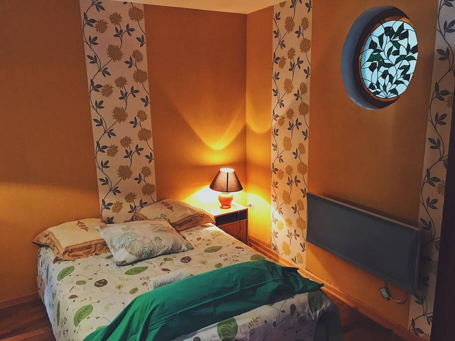 Le lit double dans la chambre supplémentaire supplémentaire