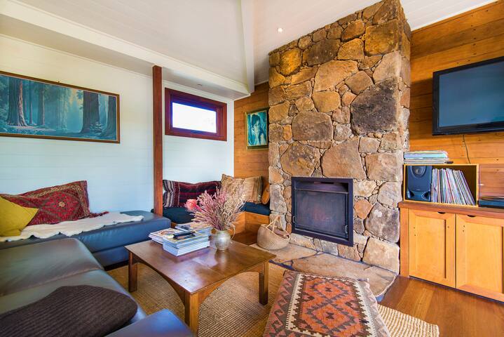 Beautiful Stone & Timber Home gallery image 5