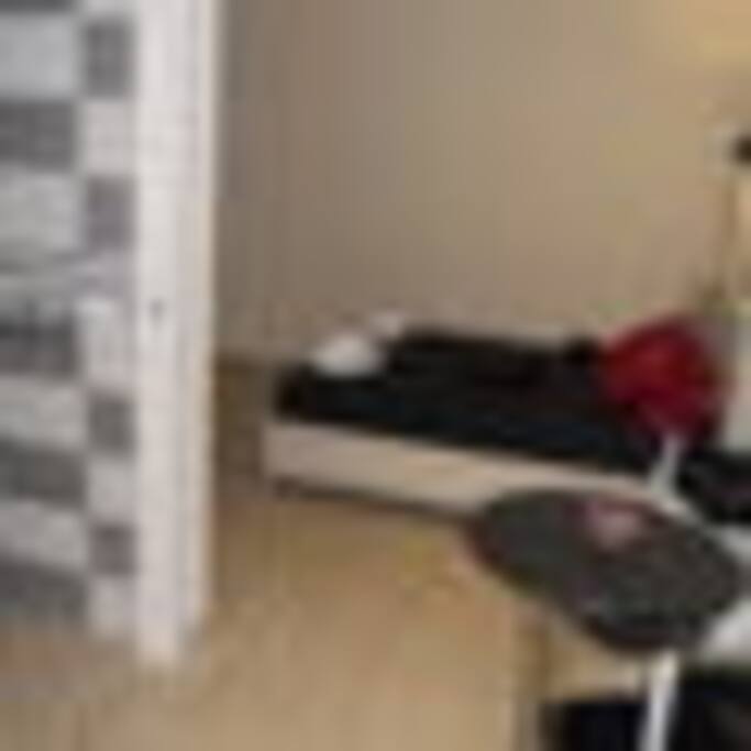 Fantastica camera doppia con la possibilità di aggiungere un terzo posto letto con un irrisorio supplemento da aggiungere che è pari a 18€ a notte. La camera è fornita di qualsiasi tipo di comfort: asciugacapelli, asciugamani, pulizie giornaliere, bagno privato e igienizzato, wi-fi, colazione tipica locale, internzazionale e vegana ( le ultime due su richiesta). Offriamo assistenza turistica in base ad ogni tipo esigenze per nostri clienti.