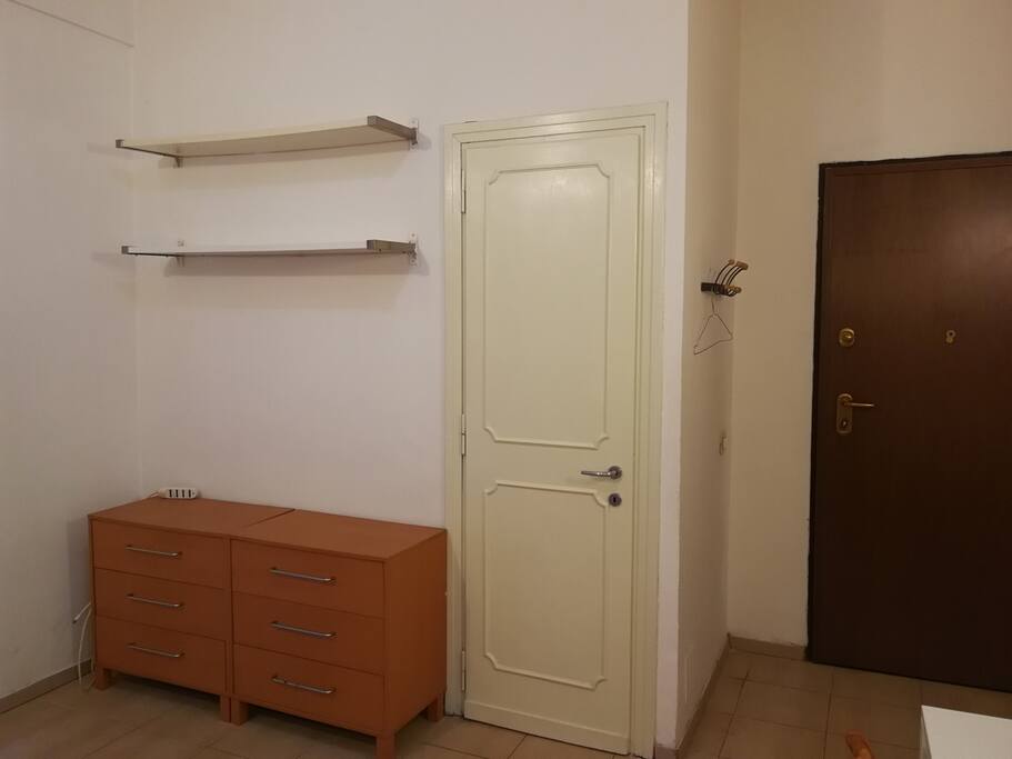 entrata bagno (la porta è stata dipinta di bianco)