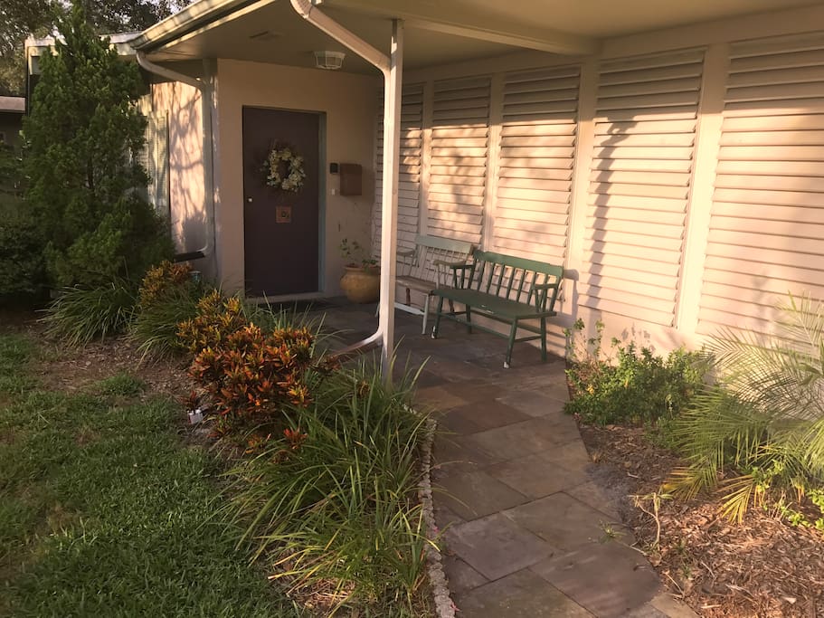 The entrance , notice all the Floridian plantings