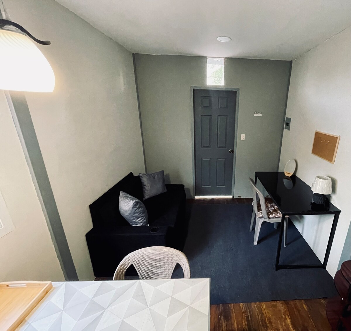 Sofa, ispred radne stanice.