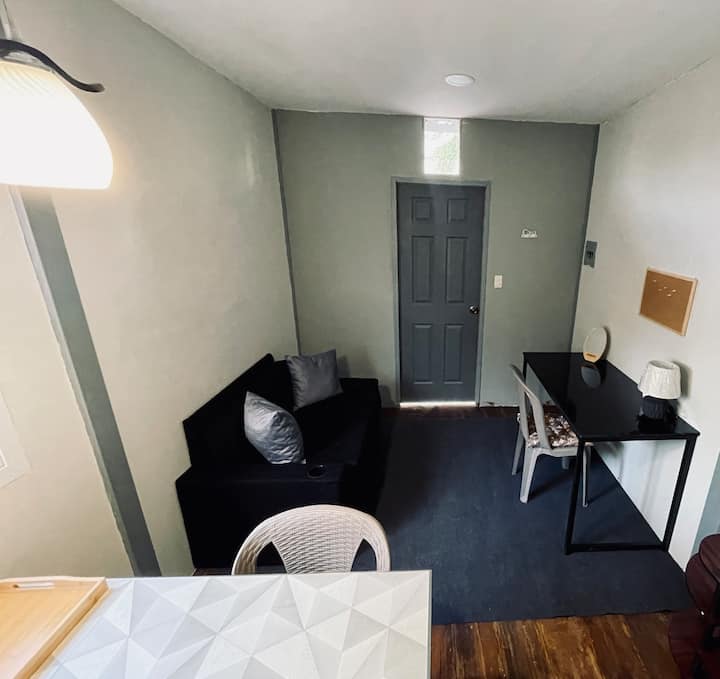 Divan-krevat, para stacionit të punës.