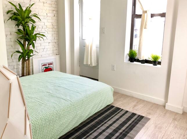 Private Room+Beautiful Private Backyard Near City