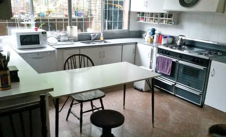 Room in a shared house overlooking a large garden in Boulogne