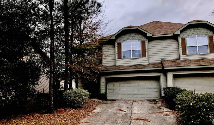 Beautiful and cozy town home in Woodlands