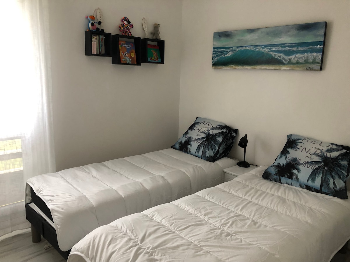 غرفة بسريرين × 80 سم  + خزانة +تلفزيون 
يمكن جمع السريرين معًا لترتيب سرير كبير 
فتحة مباشرة على التراس (  الشرفة) + نافذة على جانب الحديقة