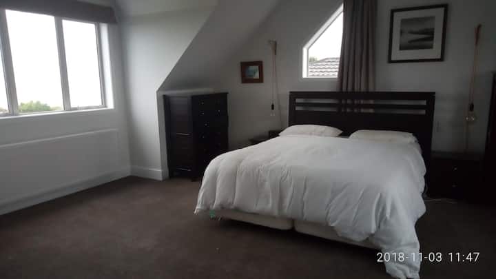 Glavna spavaća soba (bračni krevet)