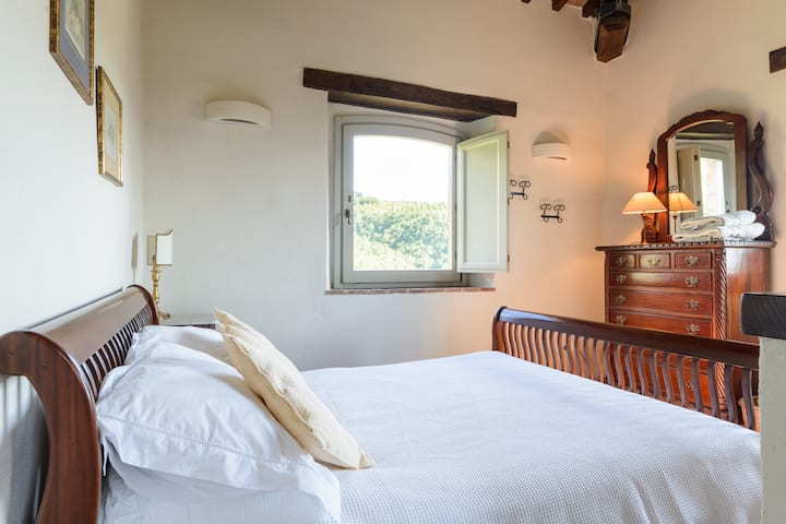 塔楼加大双人床卧室