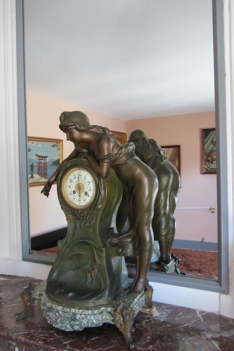 pendule sur la cheminée de la chambre
