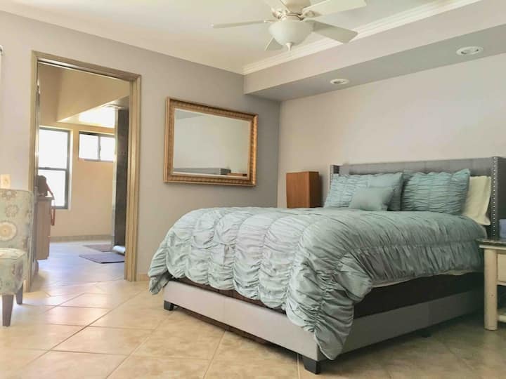 Hlavný apartmán,hlavná kúpeľňa. Manželská posteľ.