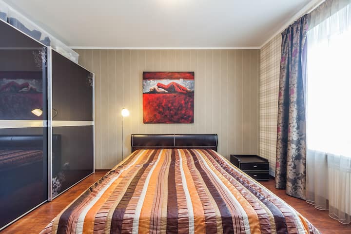 سرير في غرفة النوم.