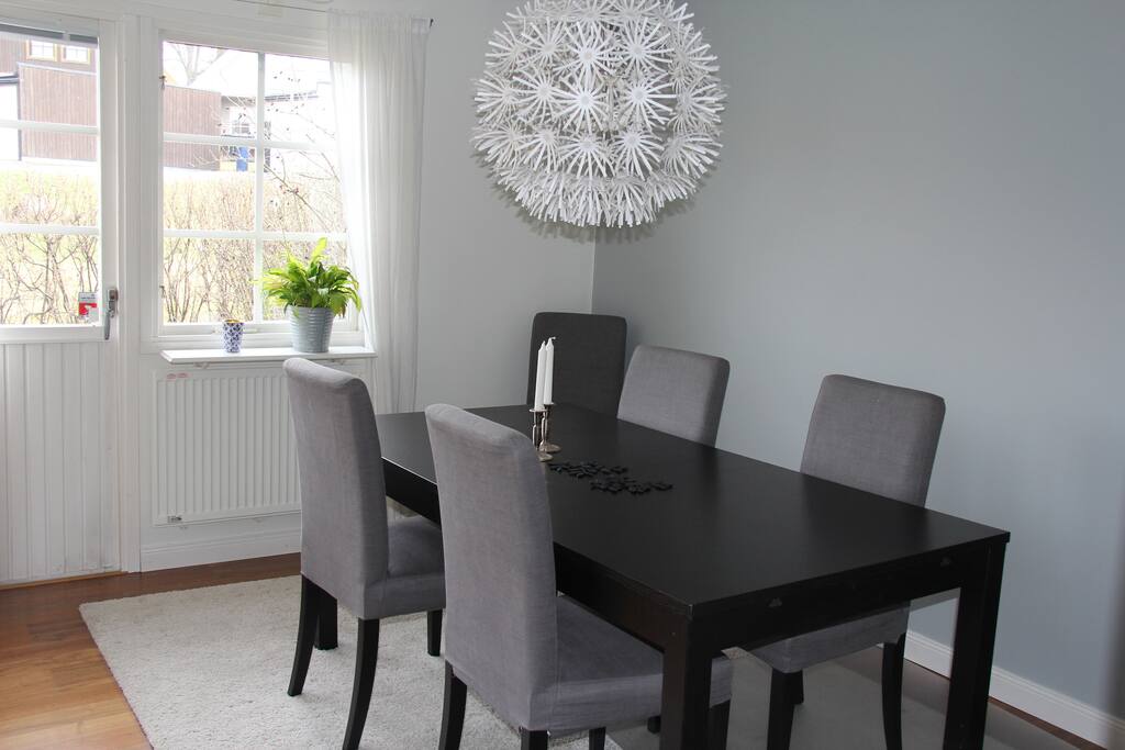Dining table in living room, extendable with space for up to 10 people.