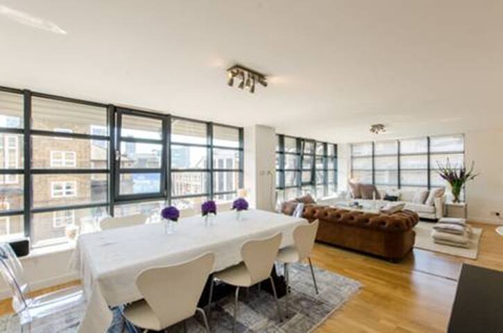 Luxury, 1100 sq ft loft-style flat central London gallery image 3