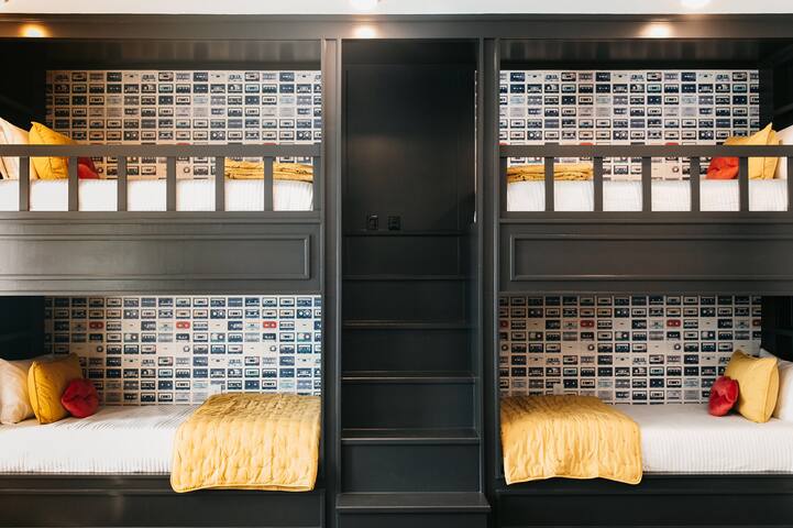 DESIGNER🤍SKYLINE VIEWS🤍HUGE🤍10 BED😴🤍BACHELORETTE gallery image 2