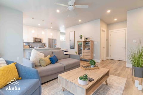 Premier Vacation Home steps to Skaha Lake