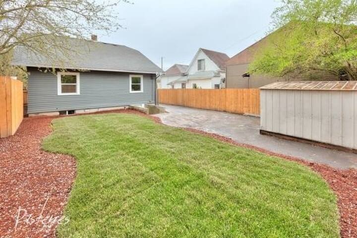 Fabulous 5 BDRM Craftsman-Best Location in PDX! gallery image 5