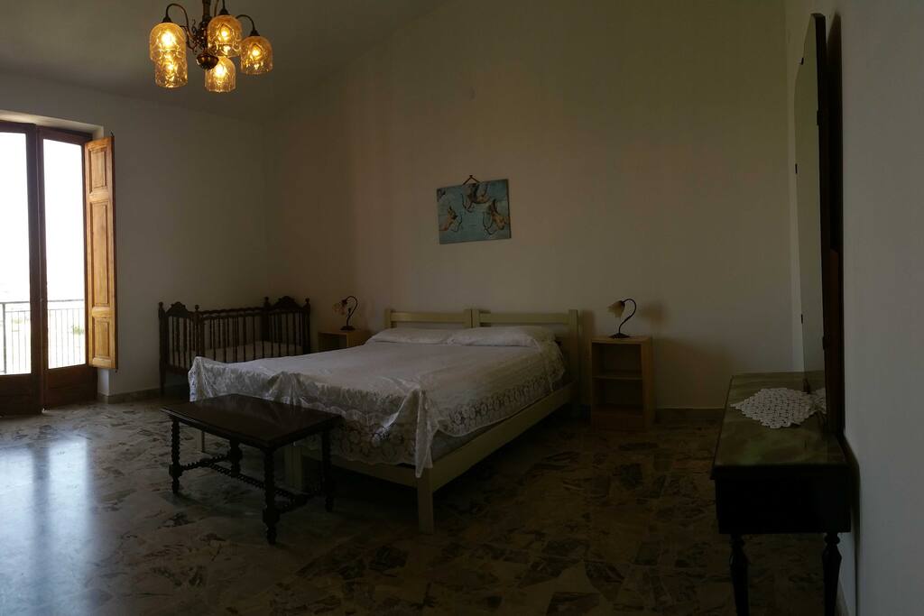 Camera da letto 1 con vista giardino