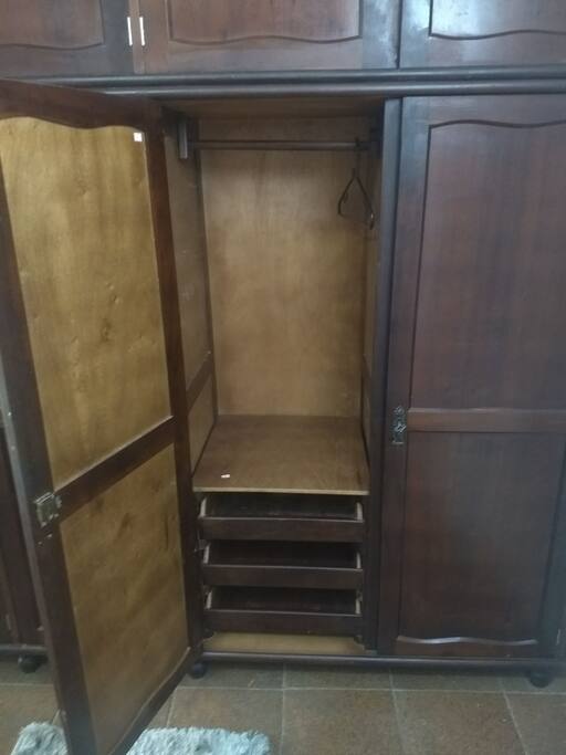 Armário a disposição do hóspede, se for necessário podemos conseguir mais espaço para acomodar as suas bagagens.