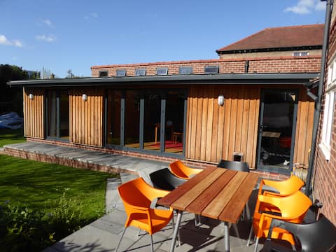 Top Airbnb: Stunning Garden Flat nr City Centre in Great Boughton