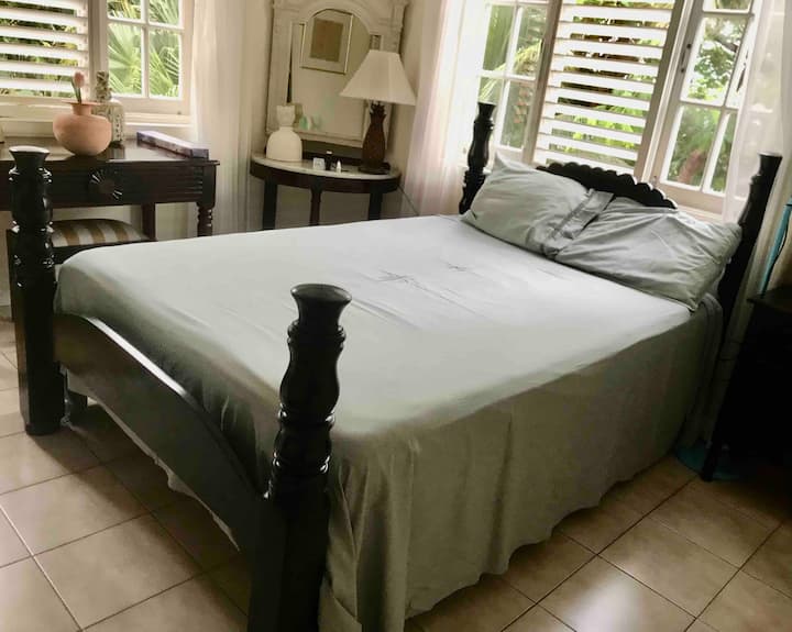 El segundo dormitorio tiene una cama antigua renovada de 4 carteles (60 pulgadas por 80 pulgadas) con colchón posturpédico y otros muebles antiguos.