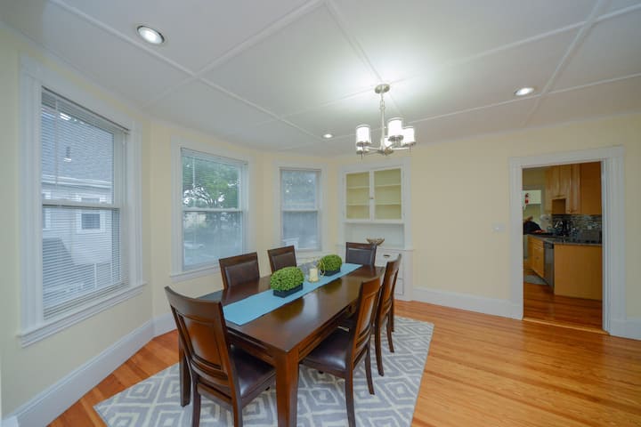 Huge & Clean 5 BR/2BA - 15 mins to Boston