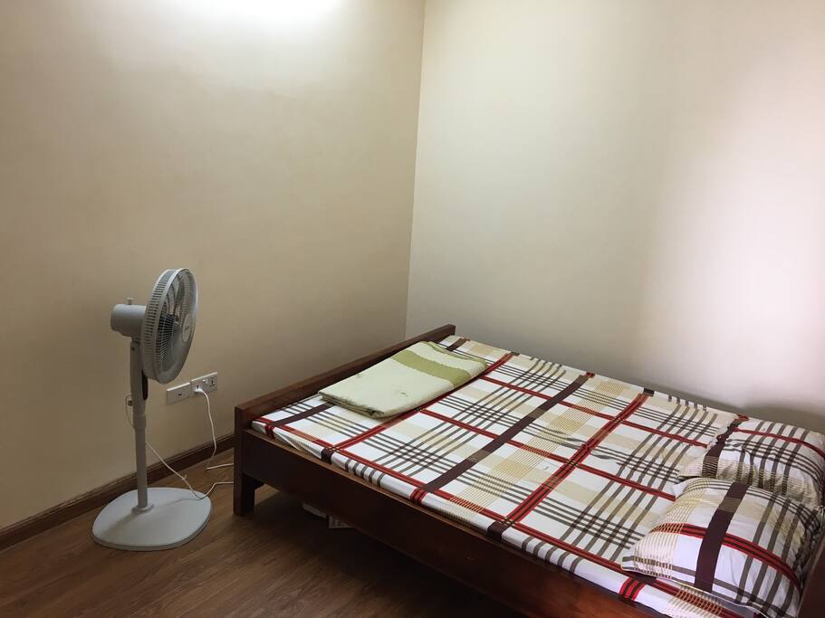 Bi-direction aircon,fan, wardrobe, queen bed