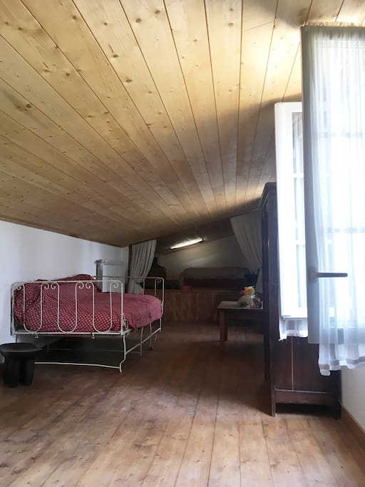 Chambres divisées par un rideau