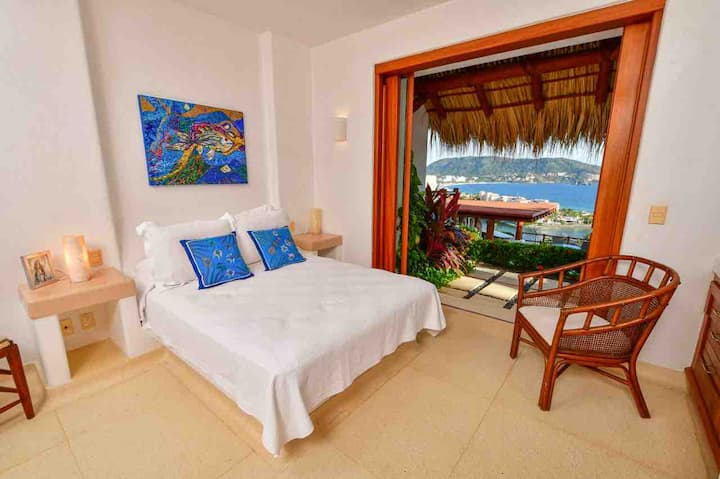 Lujosa recamara con cama matrimonial con perfecta vista al mar, recomendable para parejas, cuenta con mini sofá, sillón, escritorio y baño completo propio.