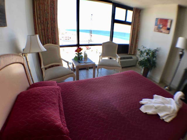 Beachfront Condo Overlooking Ocean (2 Double Beds)
