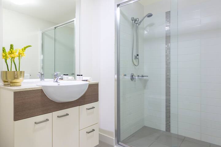 Spacious 2 Bed Apartment with kitchen & laundry gallery image 4