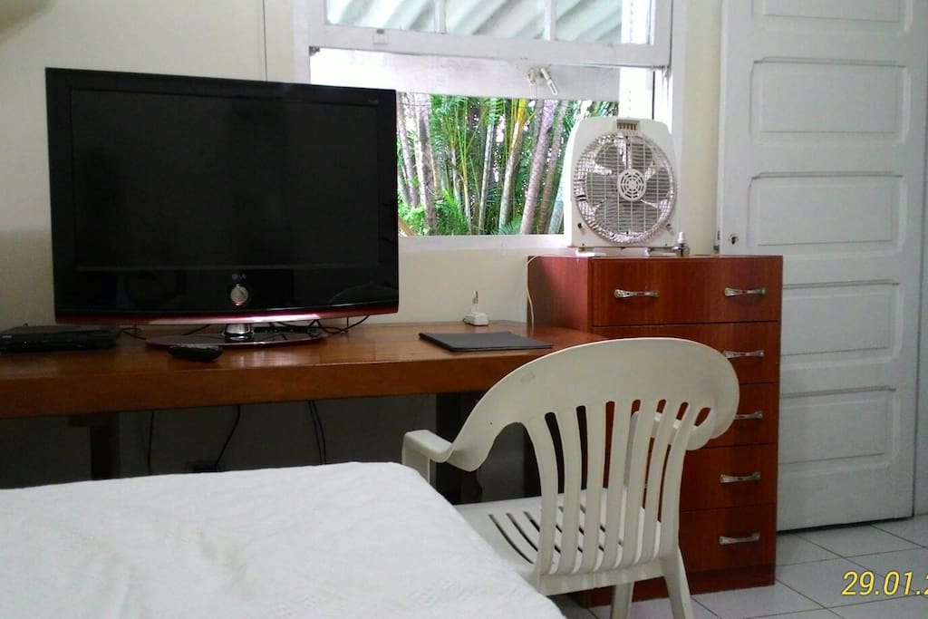 TV e mesa para trabalho