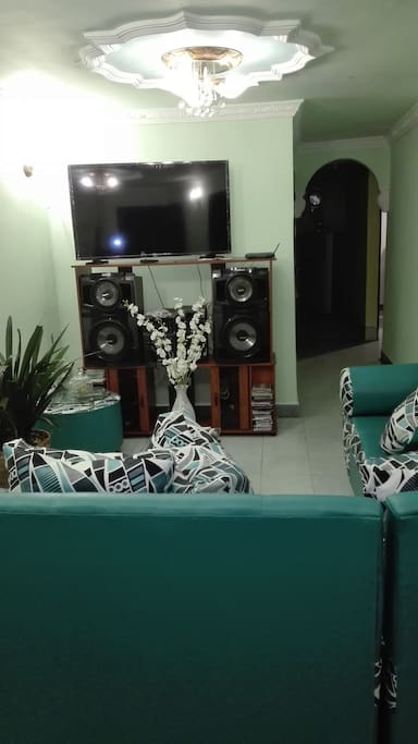 sala social, tv HD, Sonido, sofas, luces