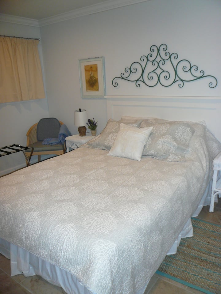 Спална соба со брачен кревет (широк 150-179 см)