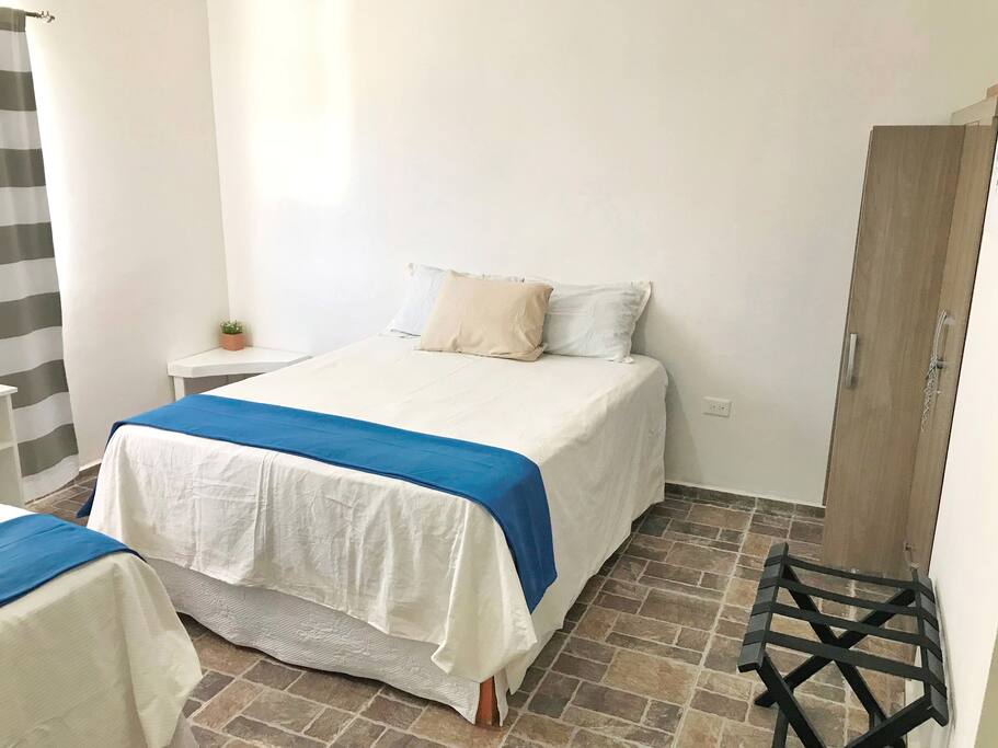 Recamara principal con 2 camas QUEEN size.