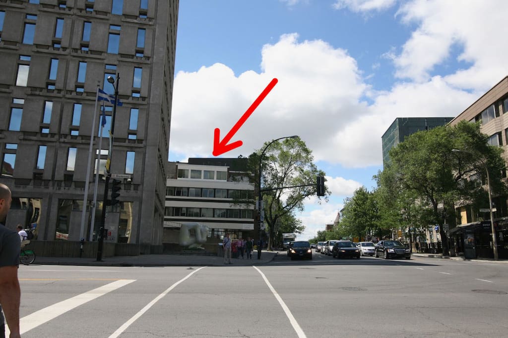 Au coin des rues Sherbrooke et Saint-Denis