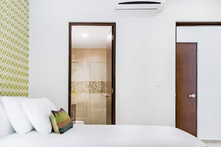 Guest bedroom with en-suite bathroom